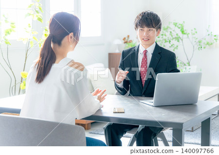 諮詢一名年輕女子的商人 140097766