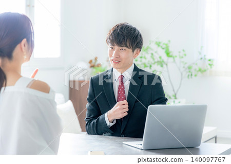 諮詢一名年輕女子的商人 140097767