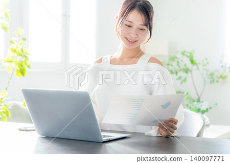 做遠距辦公的年輕女子 140097771
