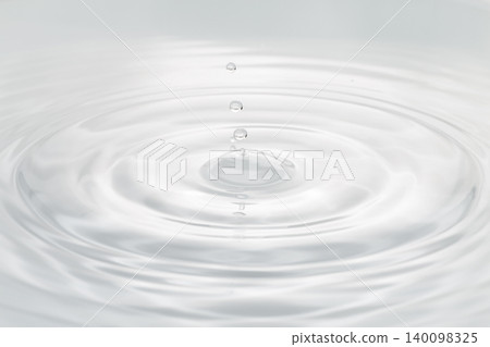 用於美化效果的水滴落在水面上的宏觀背景素材。 140098325