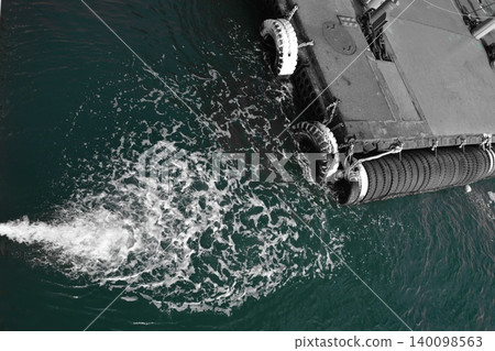 The sea as seen from the stern of the ship 140098563