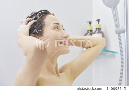 女人在浴室洗頭 140098845