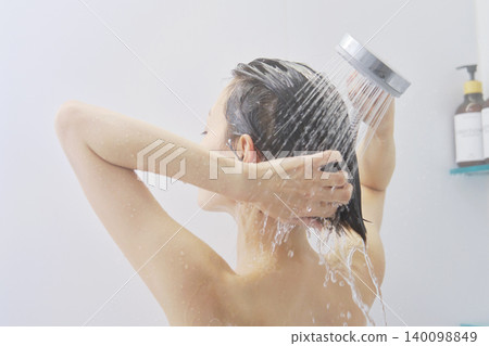 女人在淋浴間沖洗頭髮 140098849