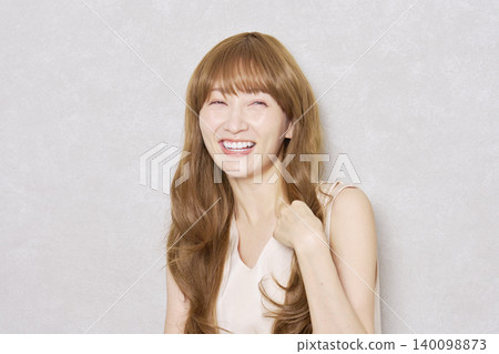 棕髮中年女性肖像，灰色背景 140098873