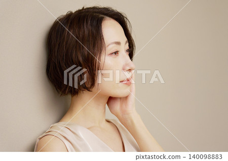 中年婦女肖像，棕色背景 140098883