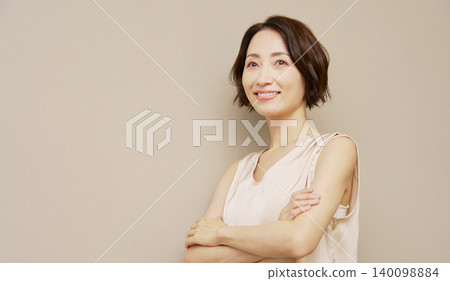 中年婦女肖像，棕色背景 140098884