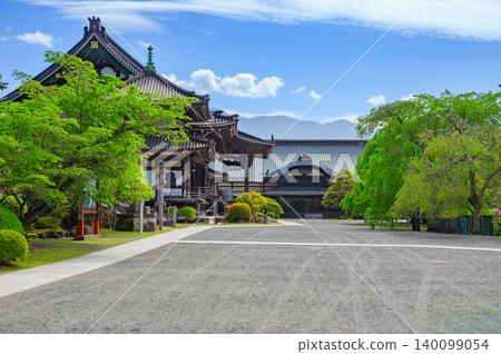 【久遠寺】賓客殿與寺廟庭院綠意盎然的景色【身延先生】 140099054