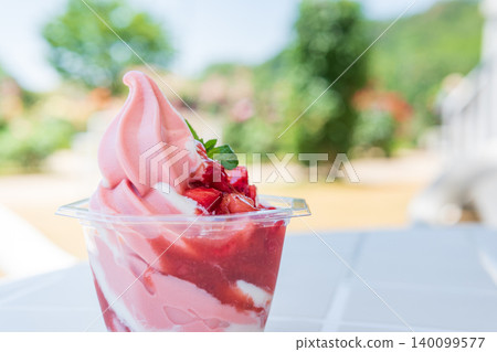 在足利花卉公園戶外享用美味的草莓聖代。 140099577