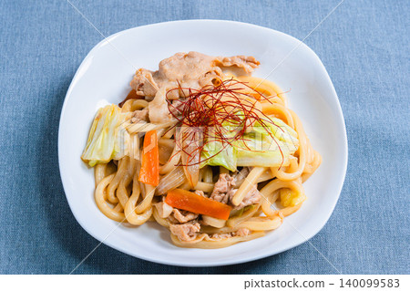 味噌烤烏龍麵:一張日式烏龍麵照片,配上炒豬肉和蔬菜。 味噌烤烏龍麵:一張日式烏龍麵照片,配上炒豬肉和蔬菜。 140099583