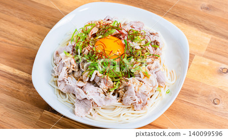 豬肉涮涮素麵:一張用烤肉醬調味的辣味素麵照片。 豬肉涮涮素麵:一張用烤肉醬調味的辣味素麵照片。 140099596
