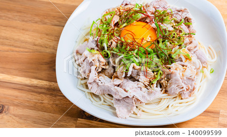 豬肉涮涮素麵:一張用烤肉醬調味的辣味素麵照片。 豬肉涮涮素麵:一張用烤肉醬調味的辣味素麵照片。 140099599
