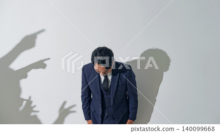 受到大眾批評的男性商人 受到大眾批評的男性商人 140099668