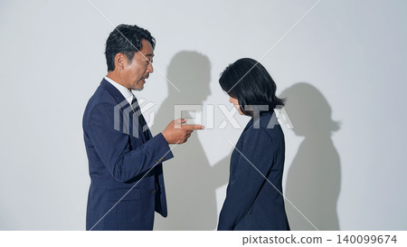 對女性抱持戒心的男性商人 140099674