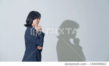 思考的女性商務人士 思考的女性商務人士 140099682