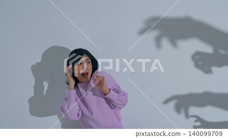 一個女人被怪物的影子嚇壞了。 140099709