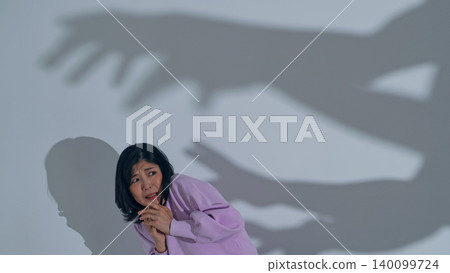 一個女人被怪物的影子嚇壞了。 140099724