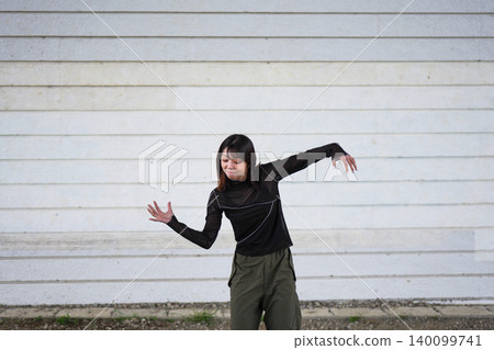 女舞者在戶外練習 女舞者在戶外練習 140099741