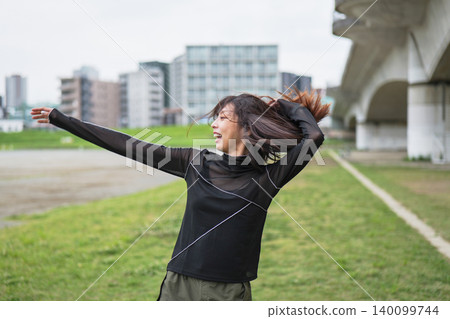 女舞者在戶外練習 140099744