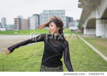 特寫鏡頭：一位女舞者在戶外練習 140099745