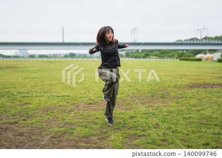 女舞者在戶外練習 140099746