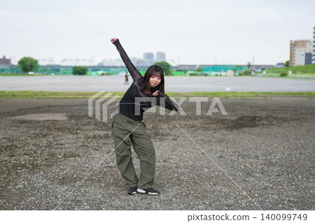 女舞者在戶外練習 140099749