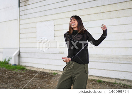 女舞者在戶外練習 女舞者在戶外練習 140099754