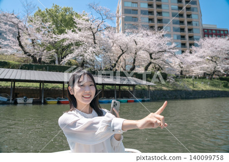 Young women enjoying a boat date at Chidorigafuchi (sightseeing, date) Young women enjoying a boat date at Chidorigafuchi (sightseeing, date) 140099758