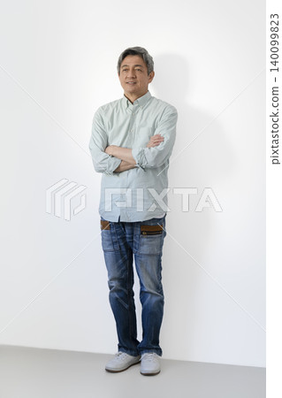 一名六十多歲的男子雙手交叉抱在胸前，全身照。 140099823