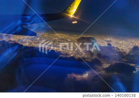 從羽田機場飛往那霸的客機舷窗望出去,可以看到日本10,000公尺高空的夜景。東京國際機場,東京都大田區。 從羽田機場飛往那霸的客機舷窗望出去,可以看到日本10,000公尺高空的夜景。東京國際機場,東京都大田區。 140100138