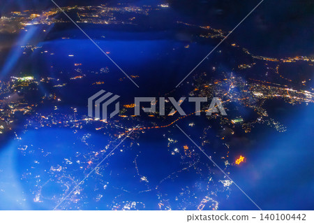 從羽田機場飛往那霸的客機舷窗望出去，可以看到日本夜景，拍攝於萬米高空。那霸機場，沖繩縣那霸市。 140100442