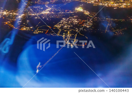 從羽田機場飛往那霸的客機舷窗望出去,可以看到日本夜景,拍攝於萬米高空。那霸機場,沖繩縣那霸市。 從羽田機場飛往那霸的客機舷窗望出去,可以看到日本夜景,拍攝於萬米高空。那霸機場,沖繩縣那霸市。 140100443