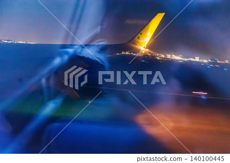 從羽田機場飛往那霸的客機舷窗望出去,可以看到日本夜景,拍攝於萬米高空。那霸機場,沖繩縣那霸市。 從羽田機場飛往那霸的客機舷窗望出去,可以看到日本夜景,拍攝於萬米高空。那霸機場,沖繩縣那霸市。 140100445