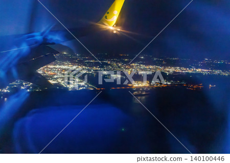 從羽田機場飛往那霸的客機舷窗望出去，可以看到日本夜景，拍攝於萬米高空。那霸機場，沖繩縣那霸市。 140100446