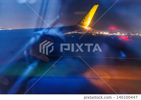 從羽田機場飛往那霸的客機舷窗望出去，可以看到日本夜景，拍攝於萬米高空。那霸機場，沖繩縣那霸市。 140100447
