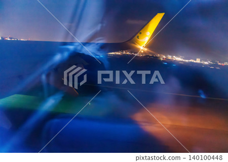 從羽田機場飛往那霸的客機舷窗望出去,可以看到日本夜景,拍攝於萬米高空。那霸機場,沖繩縣那霸市。 從羽田機場飛往那霸的客機舷窗望出去,可以看到日本夜景,拍攝於萬米高空。那霸機場,沖繩縣那霸市。 140100448