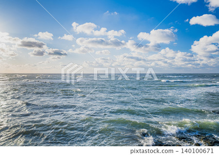 大海在藍天白雲下綿延展開。 大海在藍天白雲下綿延展開。 140100671