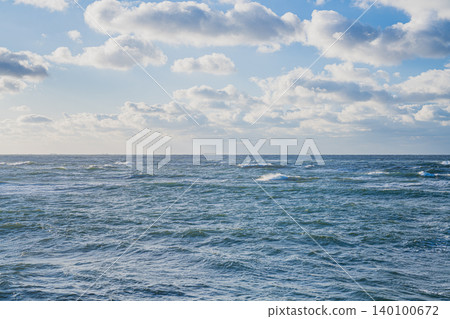 藍色的大海和白色的波浪 藍色的大海和白色的波浪 140100672