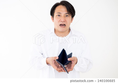 一位中年男子震驚地發現他的錢包空空如也。 一位中年男子震驚地發現他的錢包空空如也。 140100885
