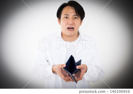 一位中年男子震驚地發現他的錢包空空如也。 一位中年男子震驚地發現他的錢包空空如也。 140100958