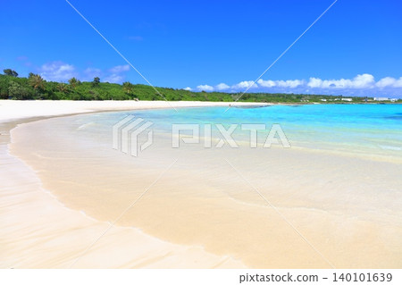[Okinawa Prefecture] Sunny Watoguchi Beach on Irabu Island (Miyako Island) 140101639