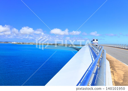 [Okinawa Prefecture] Miyako Island (Uni Beach) as seen from Irabu Bridge on a clear day 140101950