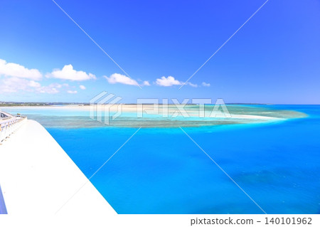 【沖繩縣】晴天從伊良部橋眺望宮古島（Uni海灘） 140101962