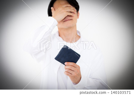一位中年男子拿起錢包時大吃一驚。 一位中年男子拿起錢包時大吃一驚。 140103571