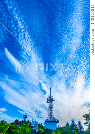 神戶摩耶山上的電視塔與浩瀚的天空 神戶摩耶山上的電視塔與浩瀚的天空 140103813
