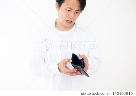 一位中年男子震驚地發現他的錢包空空如也。 一位中年男子震驚地發現他的錢包空空如也。 140103910