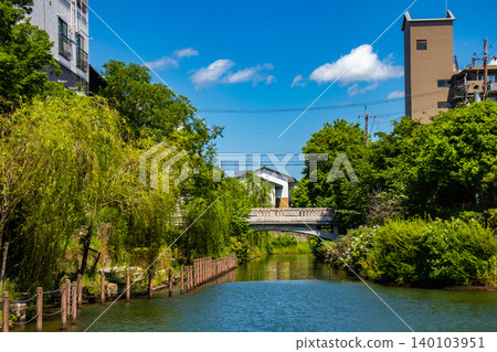 【京都風景】伏見縣堀川的清新翠綠景色,伏見縣是清酒產區。 【京都風景】伏見縣堀川的清新翠綠景色,伏見縣是清酒產區。 140103951