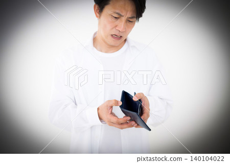 一位中年男子震驚地發現他的錢包空空如也。 一位中年男子震驚地發現他的錢包空空如也。 140104022