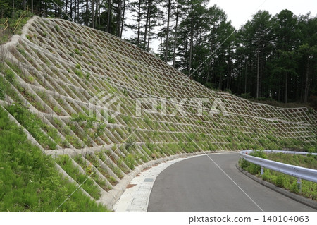 山區道路沿途風景,防災措施到位。 山區道路沿途風景,防災措施到位。 140104063