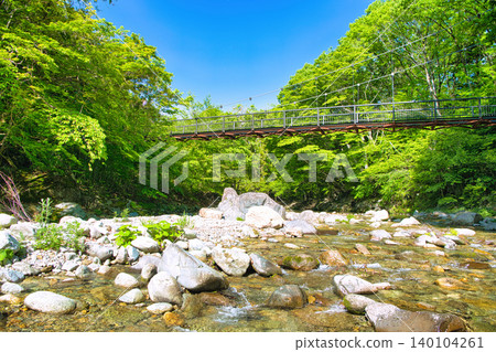 栃木縣那須鹽原市木股公園內的木股川和巨石吊橋 栃木縣那須鹽原市木股公園內的木股川和巨石吊橋 140104261