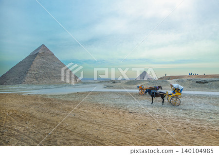 Horse Carriages at the Pyramids of Giza in Cairo, Egypt Horse Carriages at the Pyramids of Giza in Cairo, Egypt 140104985